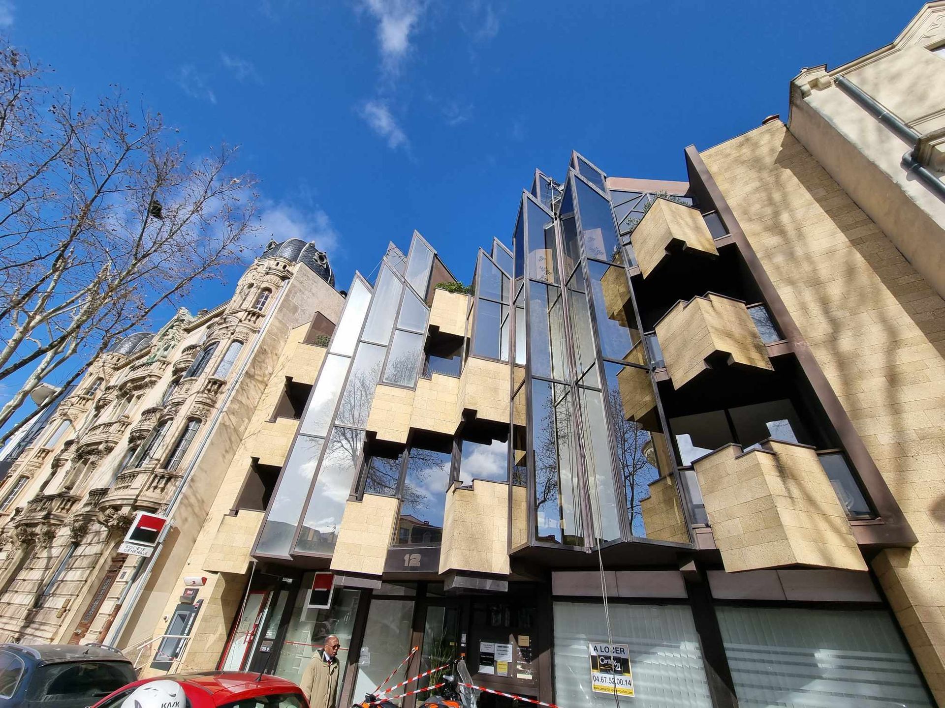 Regardant un bâtiment avec un ciel bleu en arrière-plan
