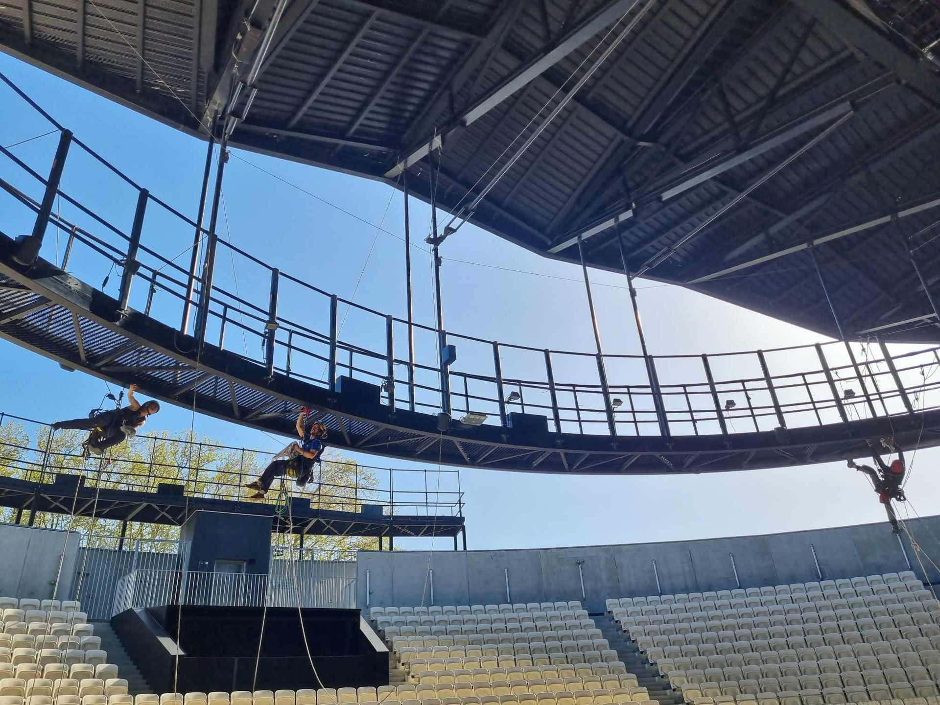 structure métallique avec homme suspendu dessus 