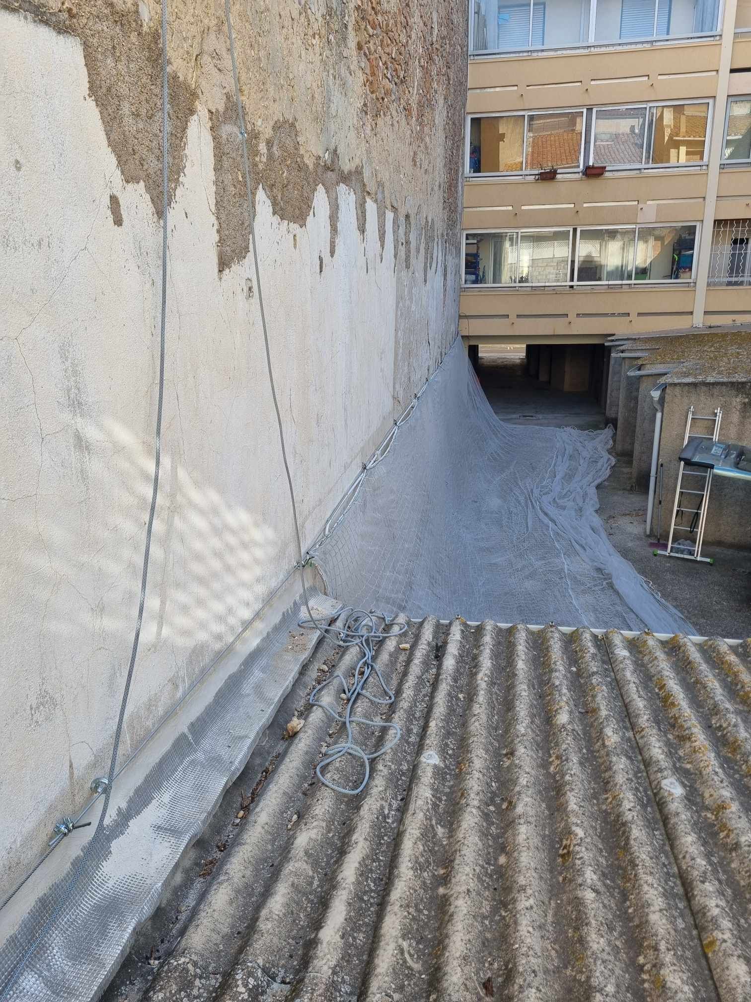 Un mur en béton avec un toit devant