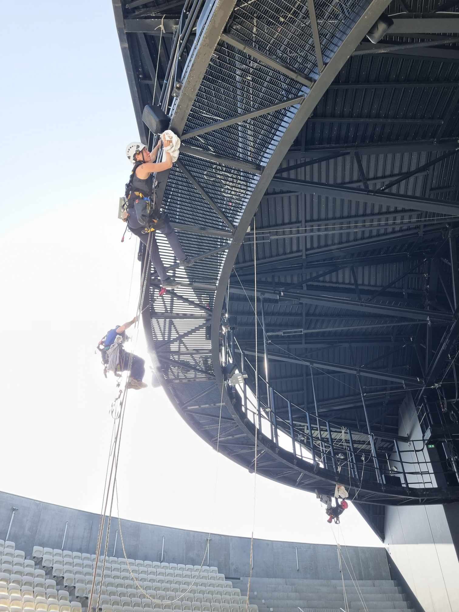 Un homme grimpe sur le côté d'un bâtiment.
