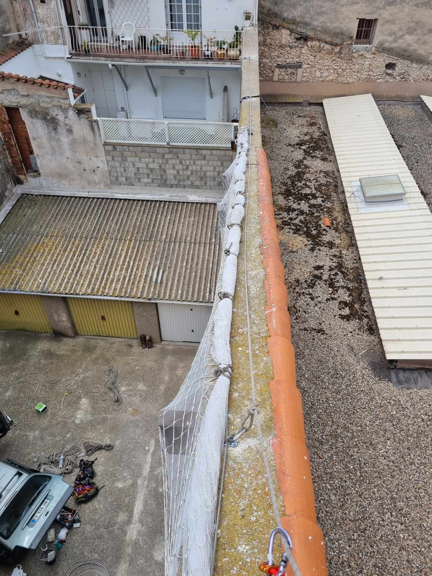 Une vue aérienne d'un bâtiment avec un tuyau d'évacuation qui y est attaché.