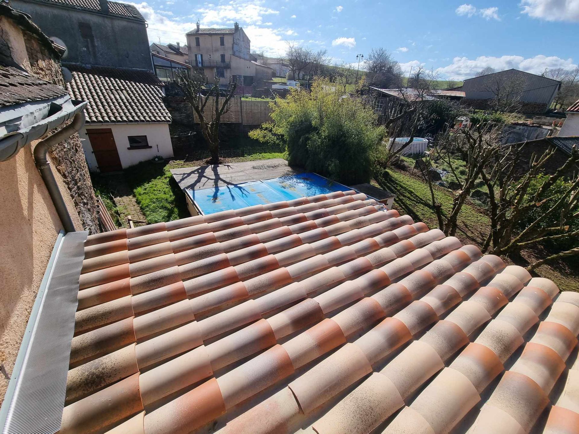 Un toit de tuiles avec une piscine en arrière-plan