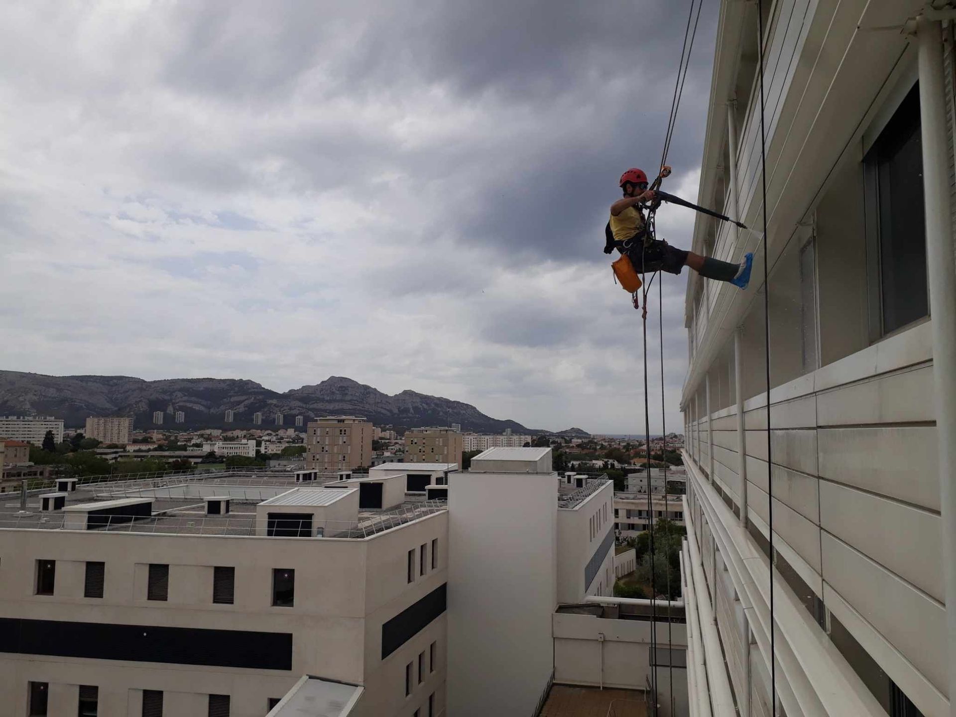 Un homme grimpe sur le côté d'un bâtiment