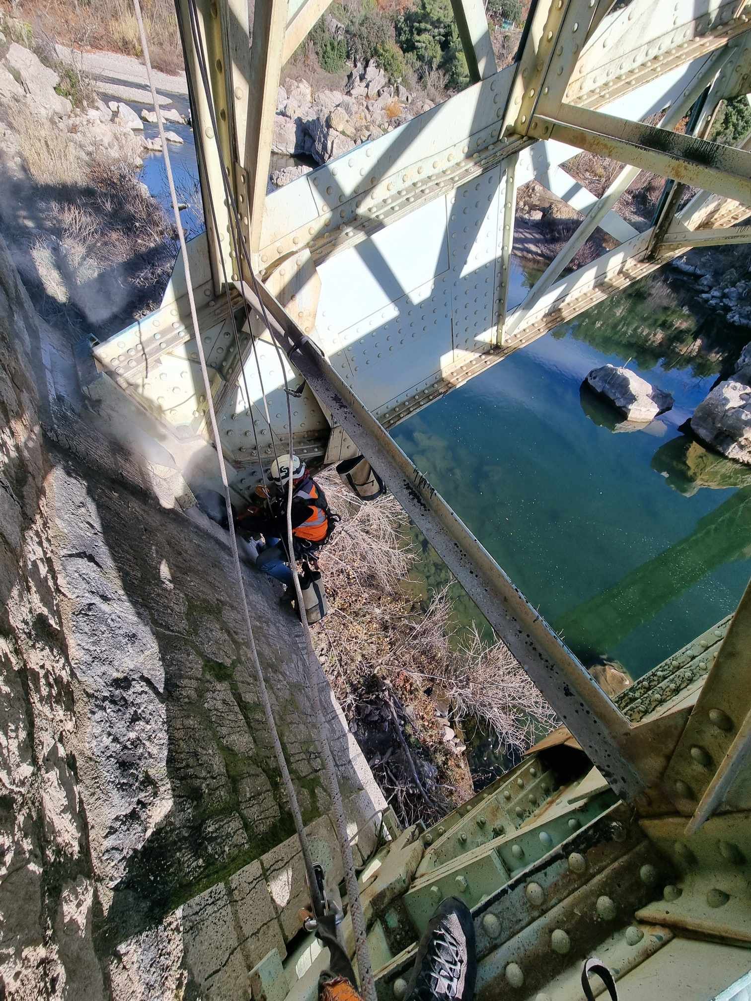 Une vue aérienne d'un pont sur une rivière.