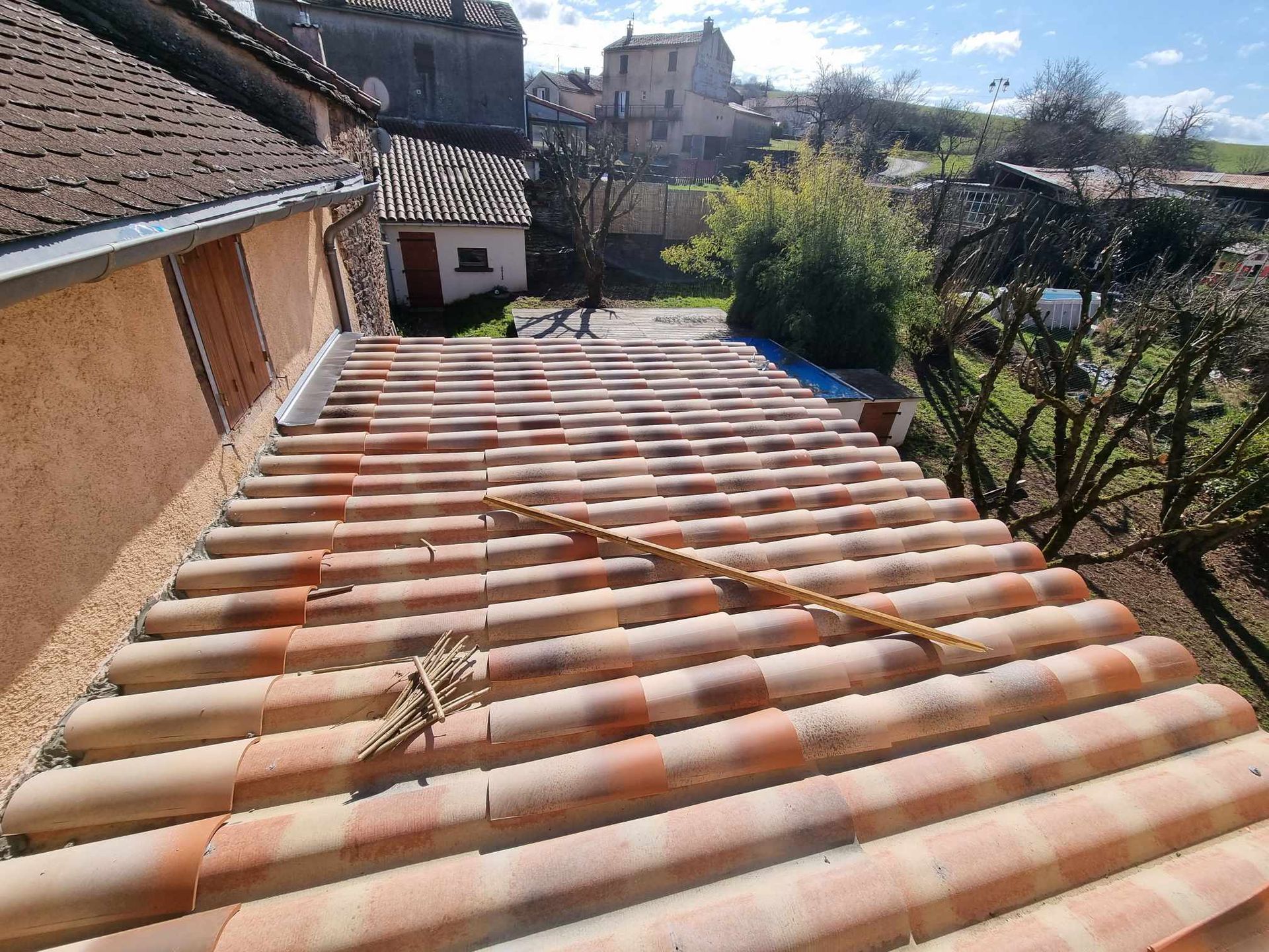 Un toit avec beaucoup de tuiles dessus