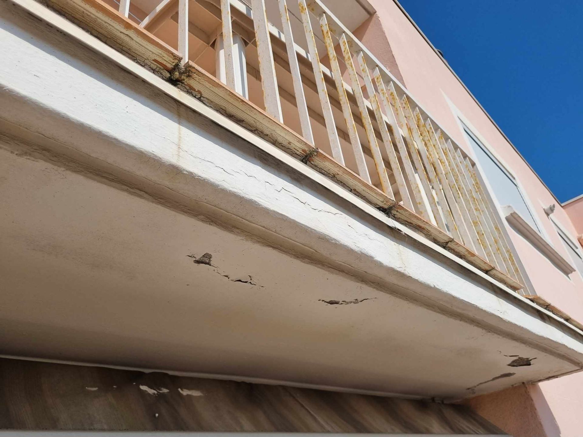 Un balcon avec une balustrade en métal sur le côté d'un bâtiment