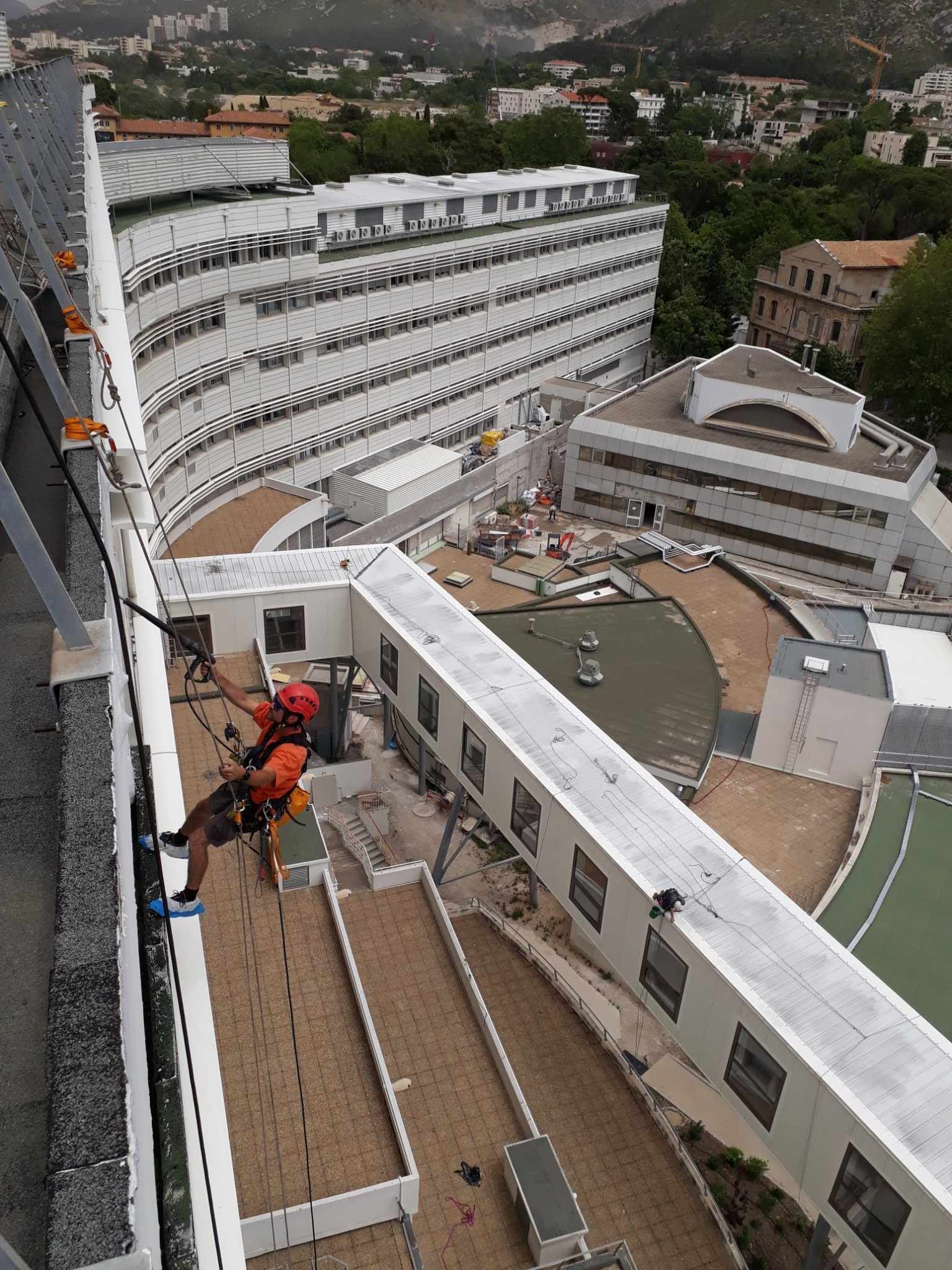 Un homme grimpe sur le côté d'un bâtiment.