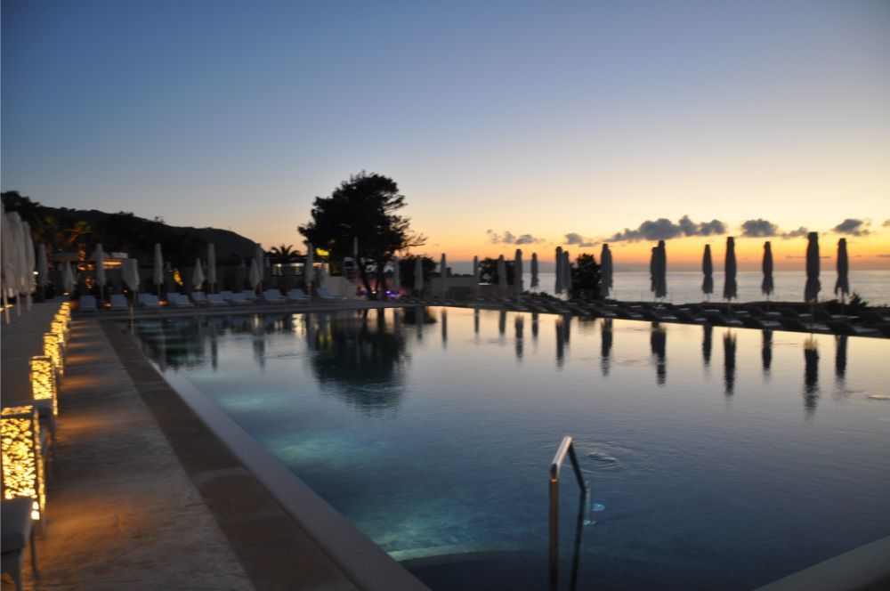 piscina club med cefalù al tramonto