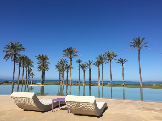 lettini a bordo piscina con vista spettacolare