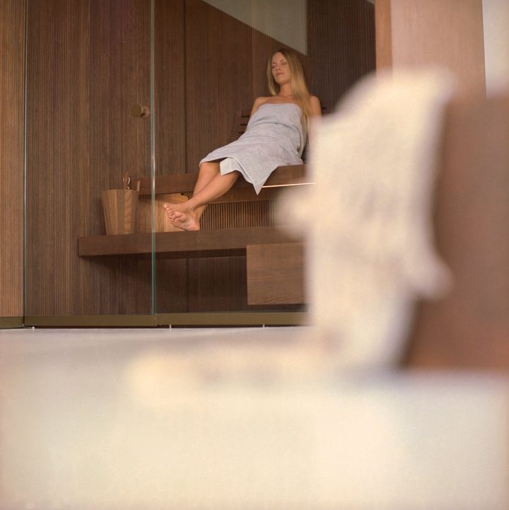 donna serena in sauna