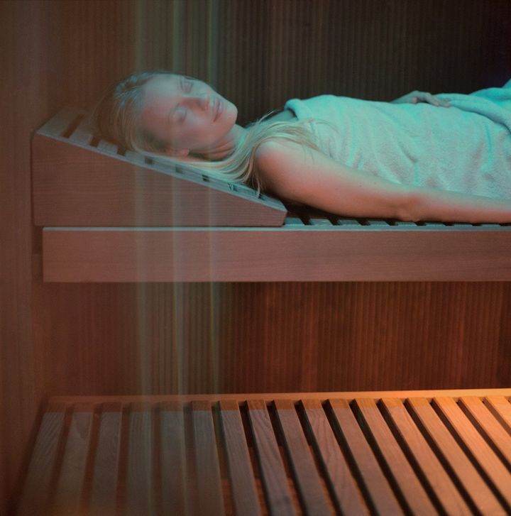 donna sdraiata in sauna rilassata