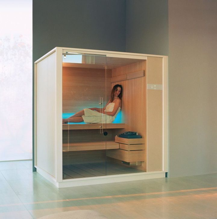 donna rilassata in sauna