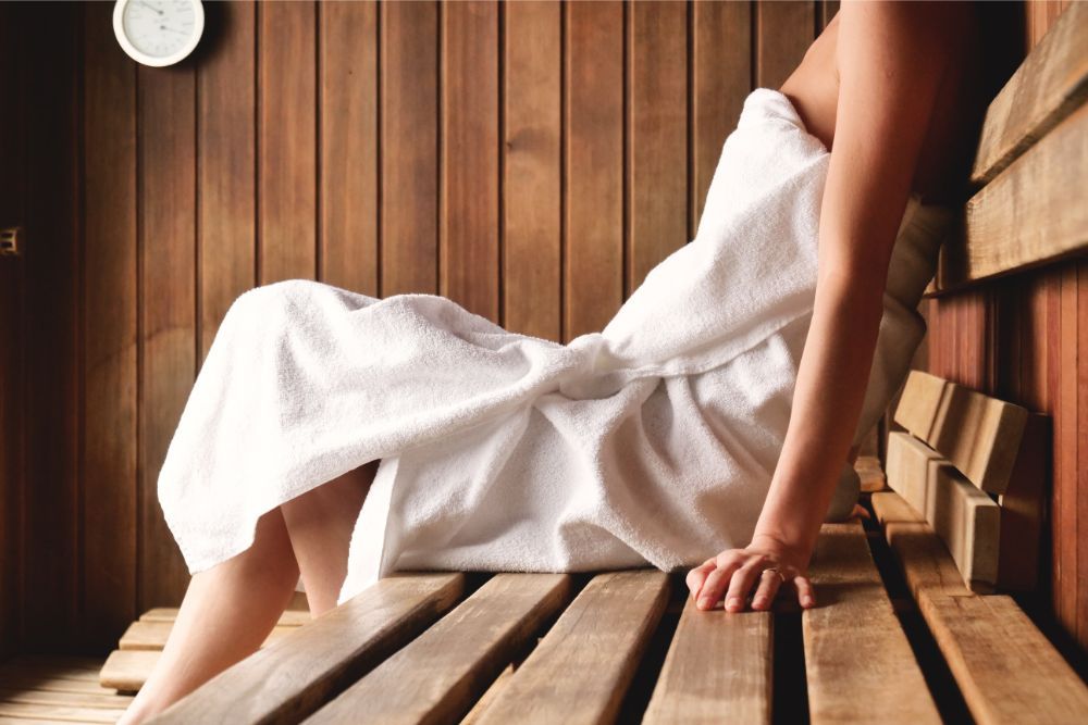donna mentre si rilassa in sauna
