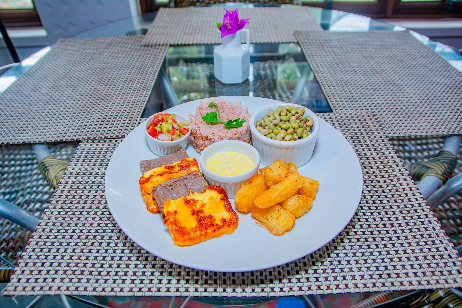 Um prato de comida está sobre uma mesa.