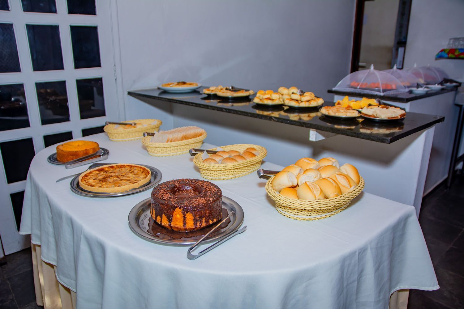 Uma mesa coberta com uma variedade de doces e pães.