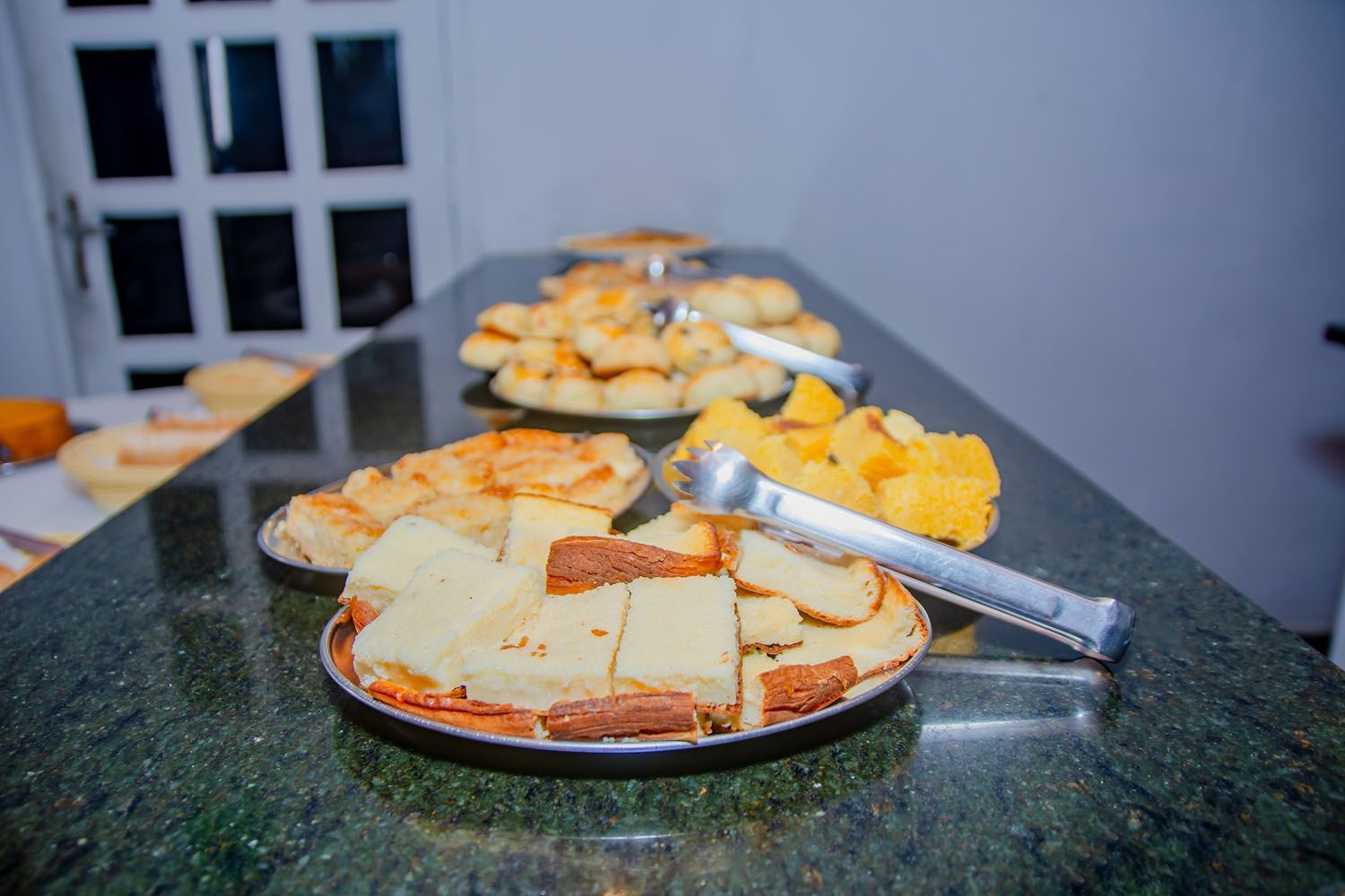 Uma mesa coberta com pratos de comida e pinças.