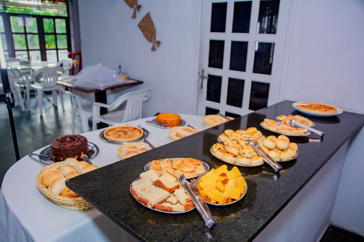 Uma mesa de bufê com pratos de comida e pinças