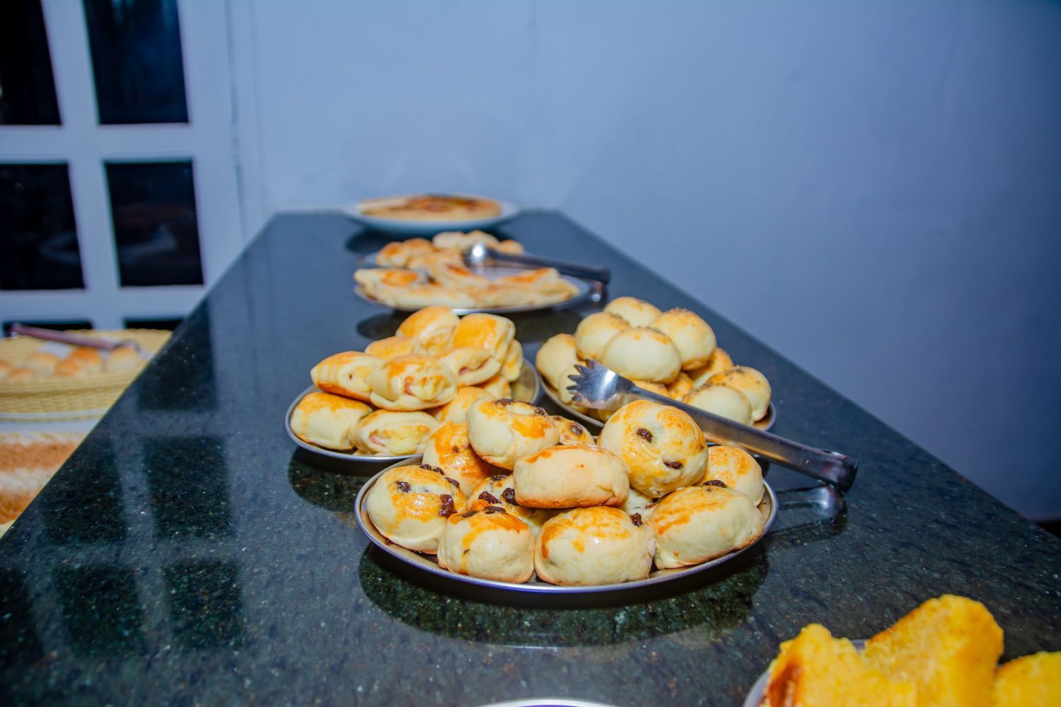 Uma mesa coberta com pratos de comida e pinças.