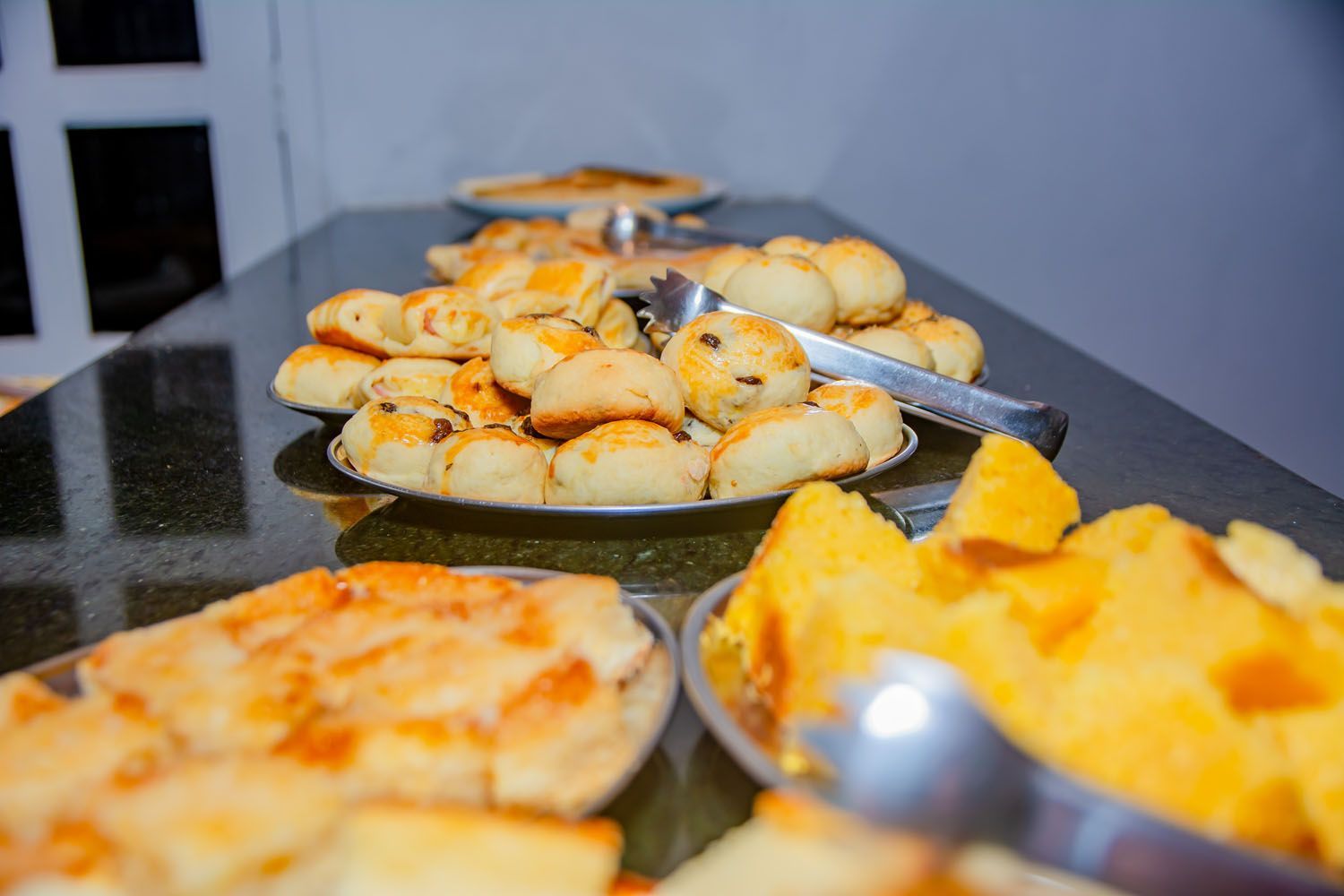 Uma mesa coberta com pratos de comida e rodelas de abacaxi.