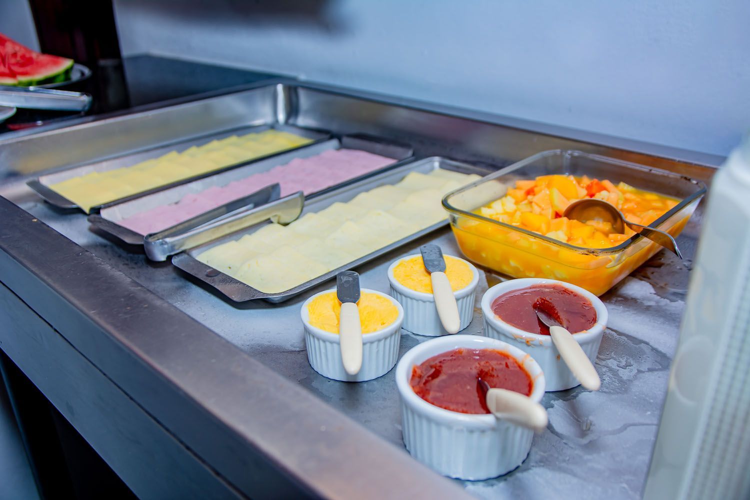 Há muitos tipos diferentes de comida na mesa do buffet.