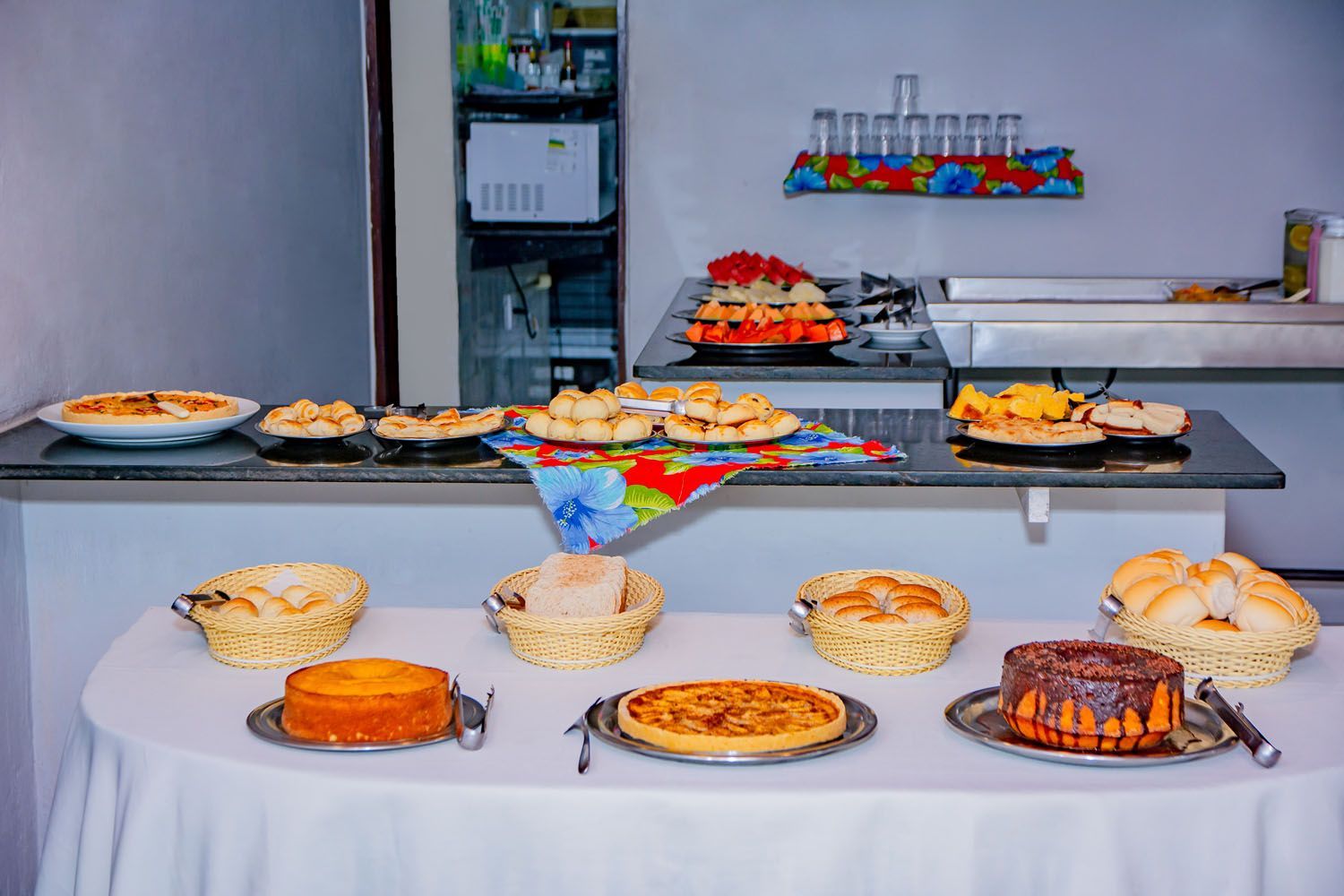 Há muitos tipos diferentes de comida na mesa.