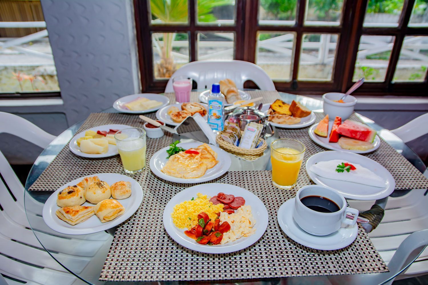 Uma mesa coberta com pratos de comida e bebidas.