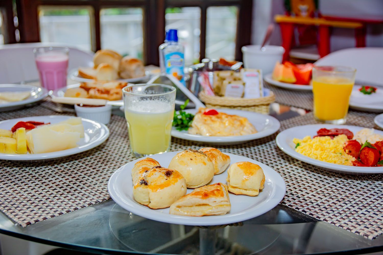 Uma mesa coberta com pratos de comida e bebidas.