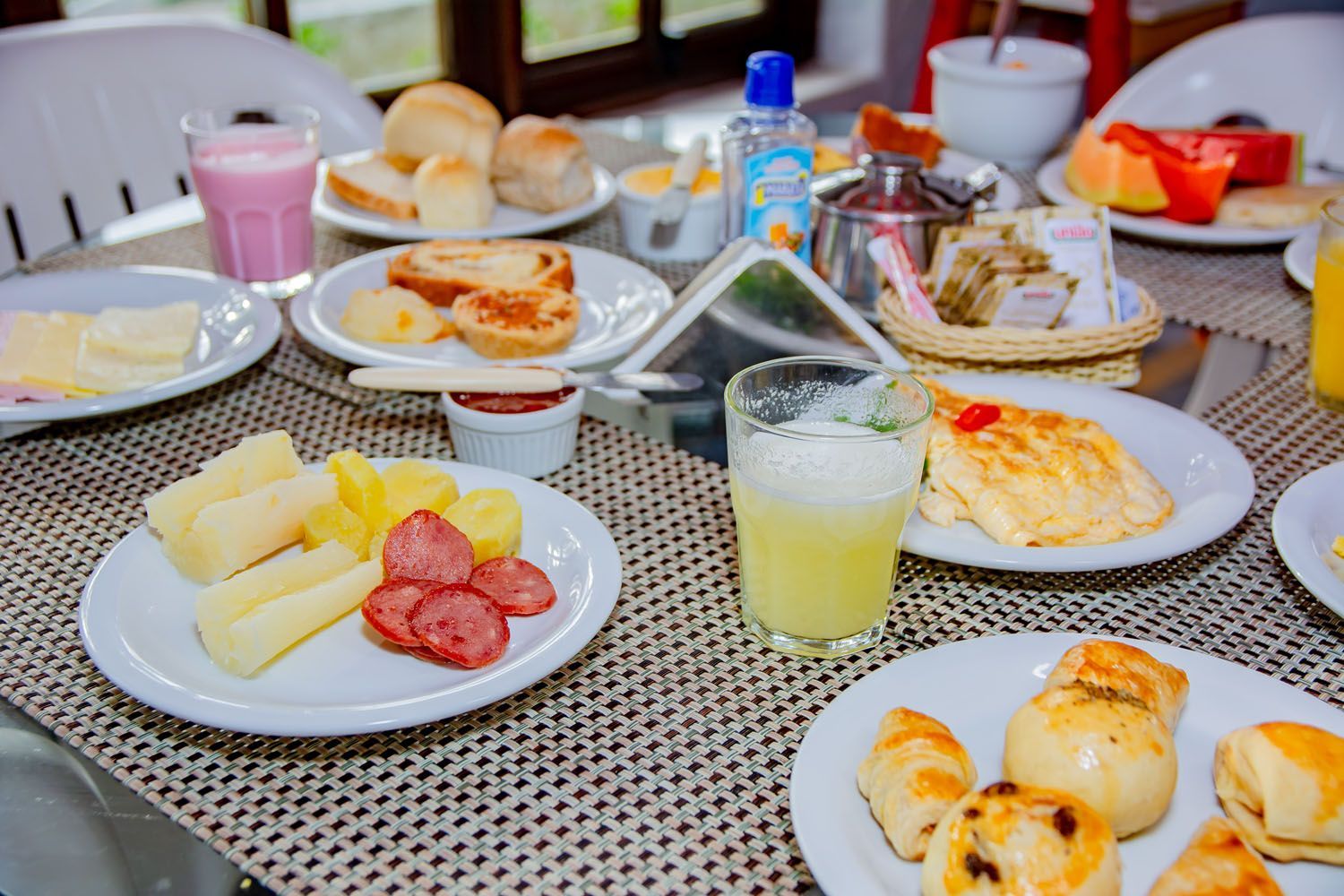 Uma mesa coberta com pratos de comida e bebidas.