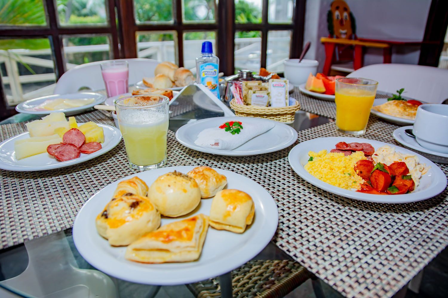 Uma mesa coberta com pratos de comida e bebidas.