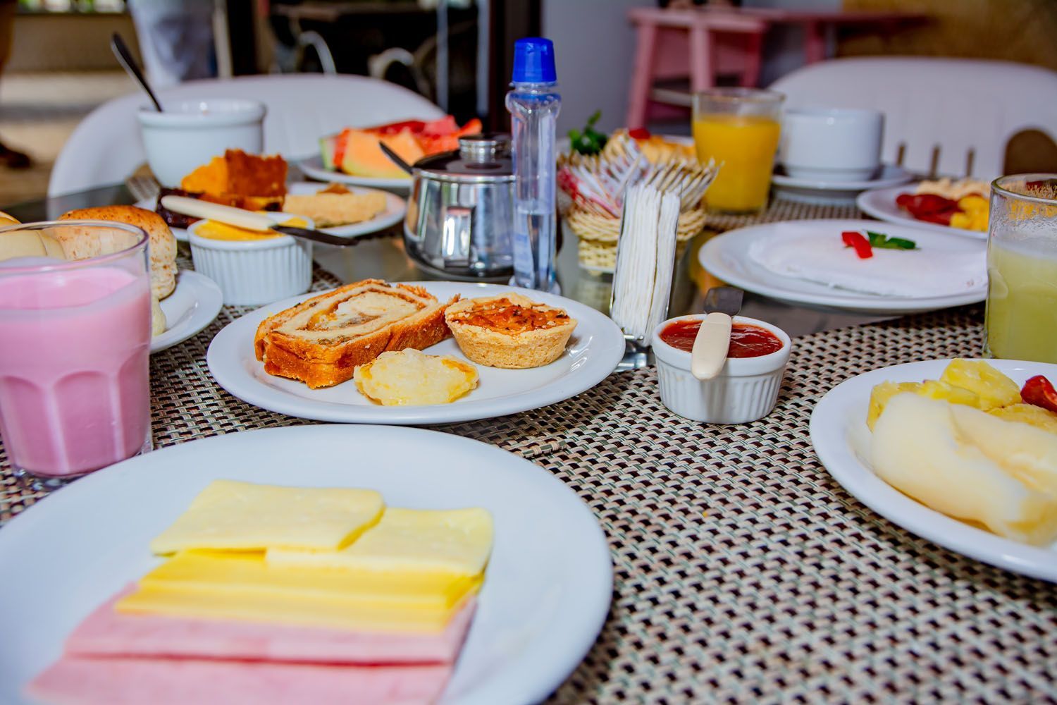 Uma mesa coberta com pratos de comida e bebidas.