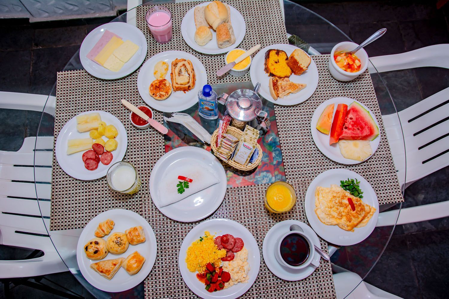 Uma mesa coberta com pratos de comida e bebidas.