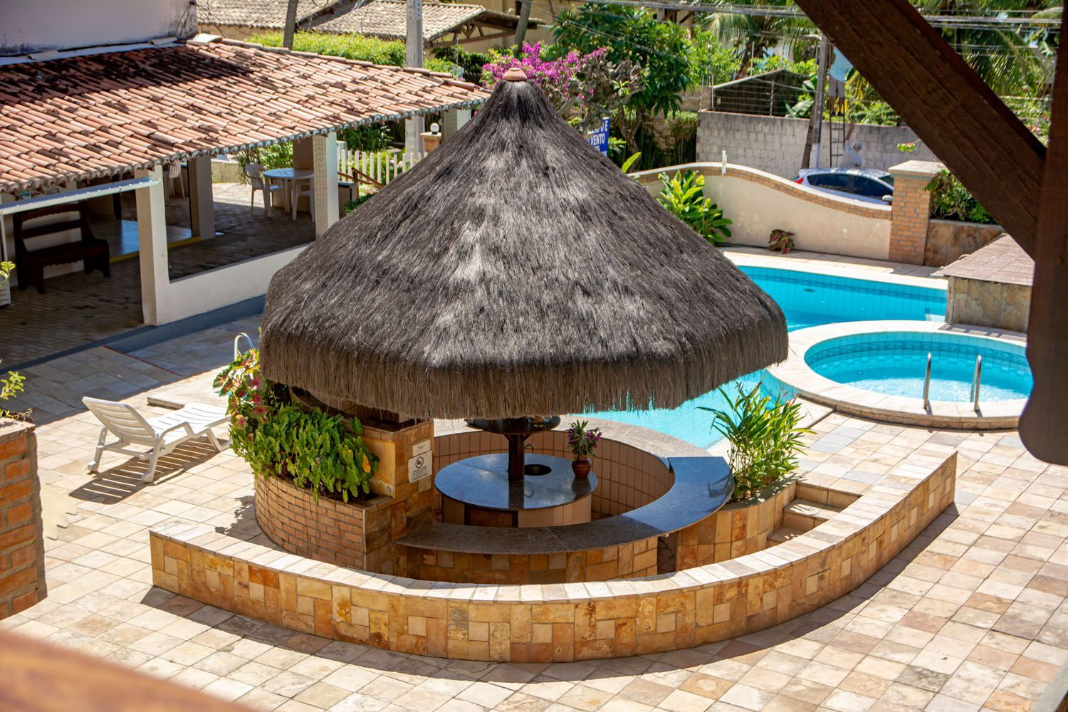 Há uma cabana de palha no meio da piscina.