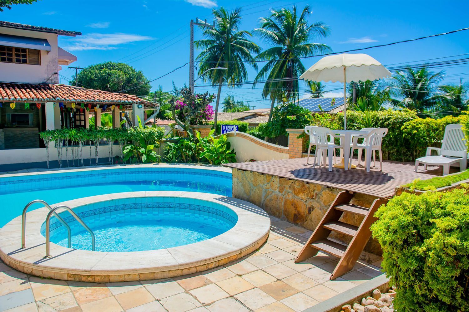 Uma grande piscina com uma banheira de hidromassagem no meio