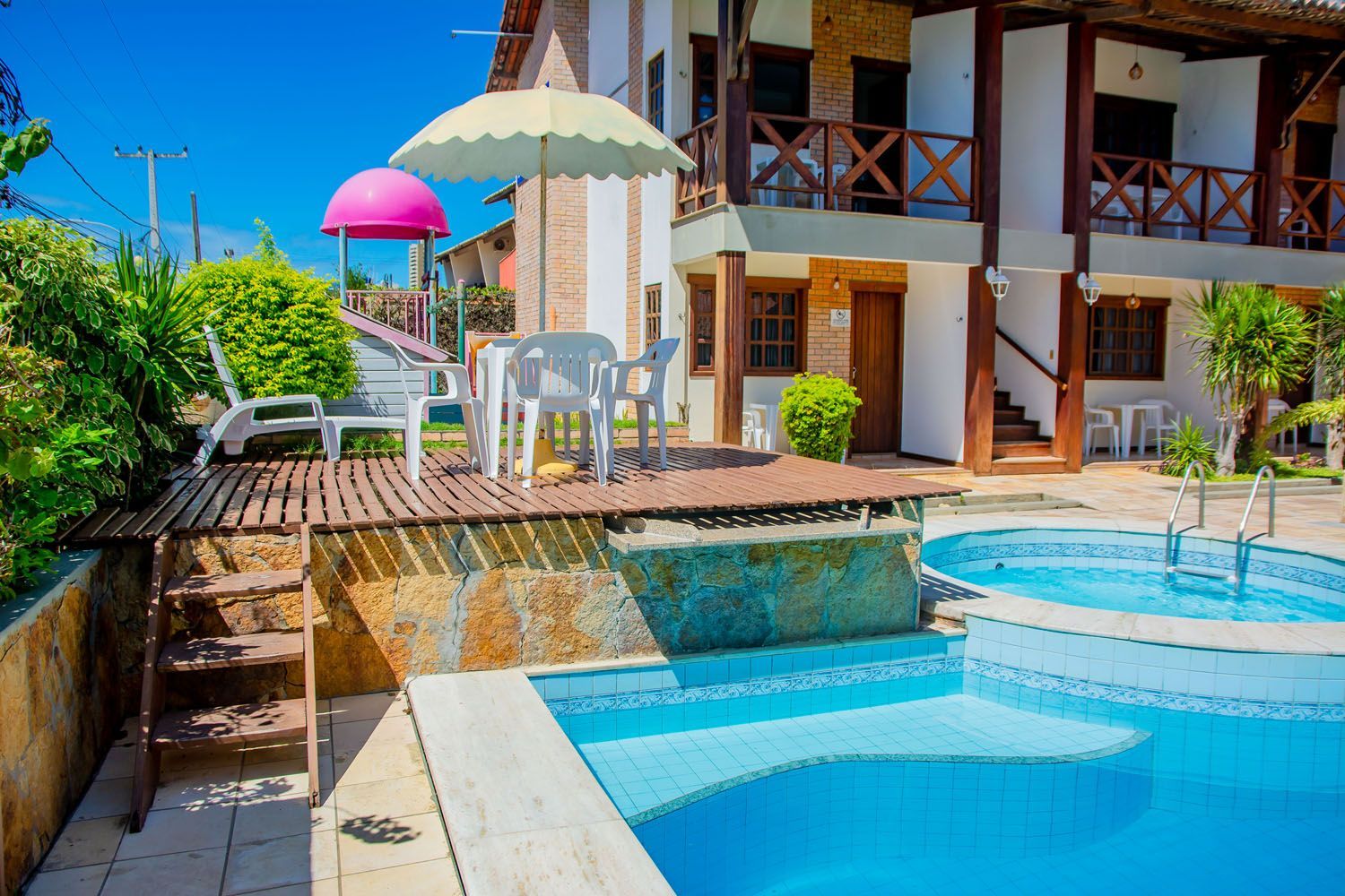 Uma casa grande com piscina na frente