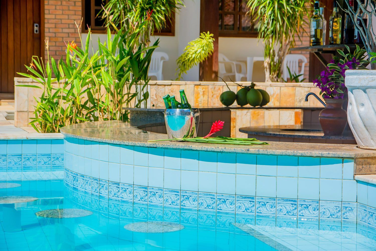 Uma piscina com um balde de champanhe na borda.