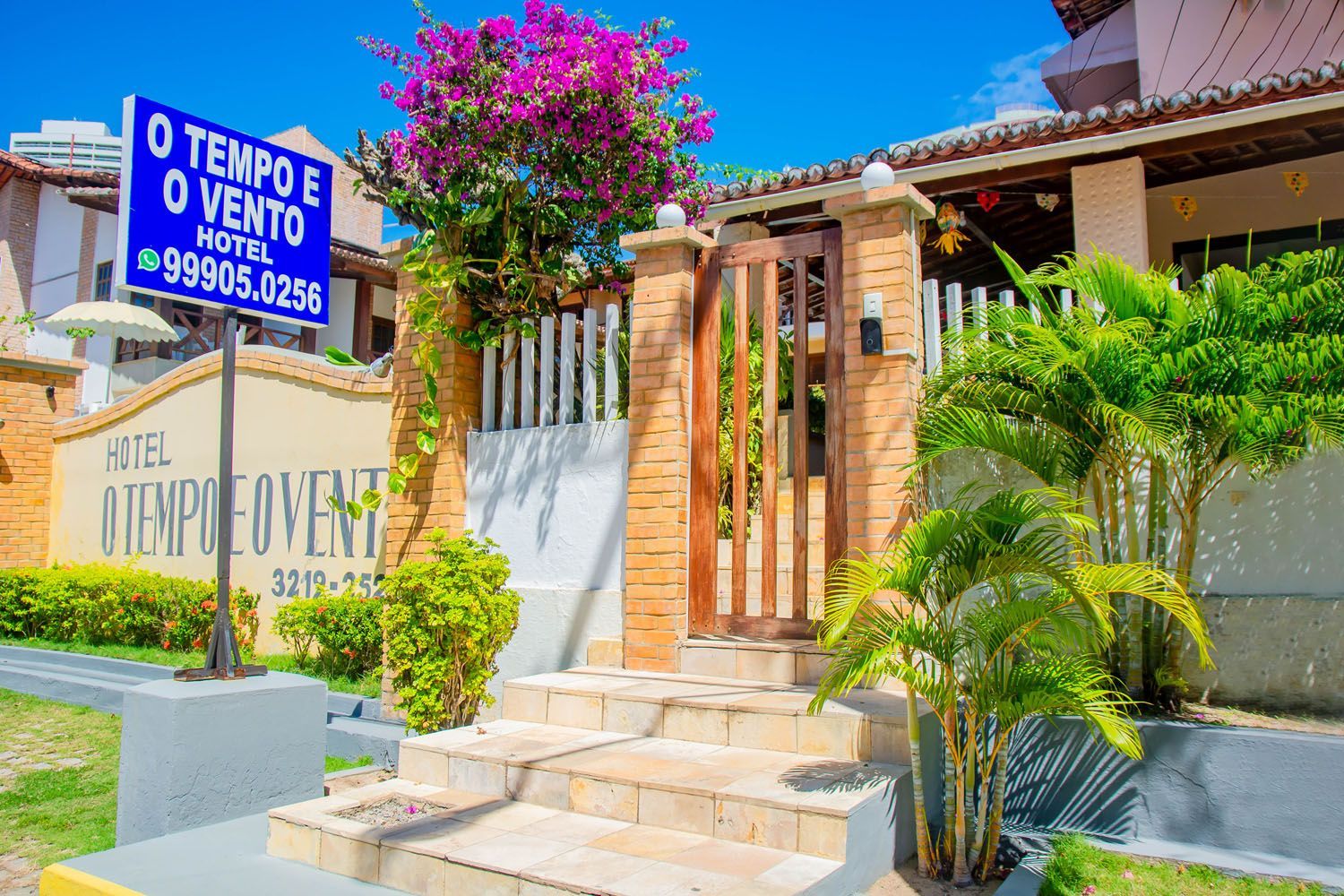 Um prédio com uma placa que diz o tempo e o vento hotel