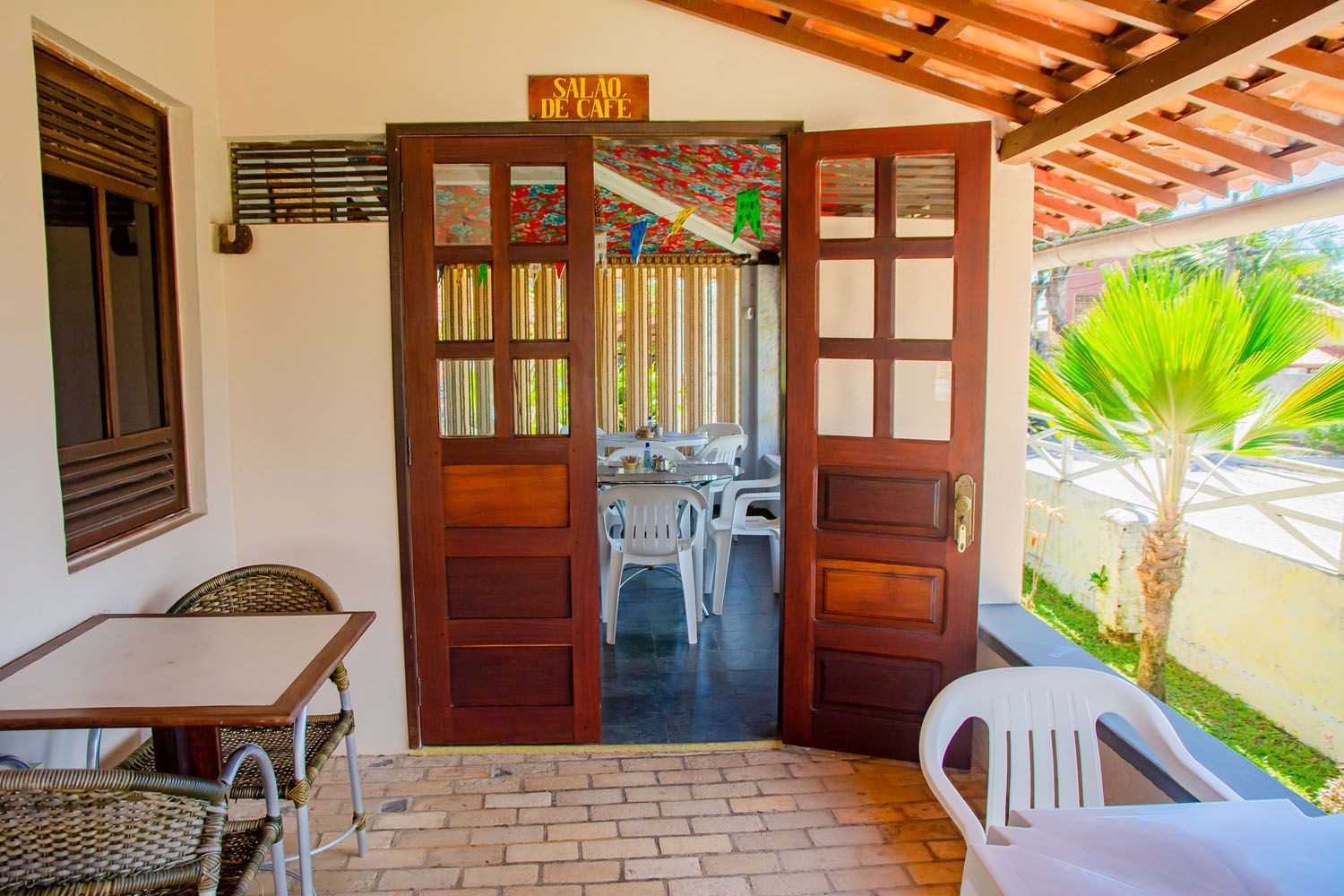 Há uma mesa e cadeiras na varanda de uma casa.