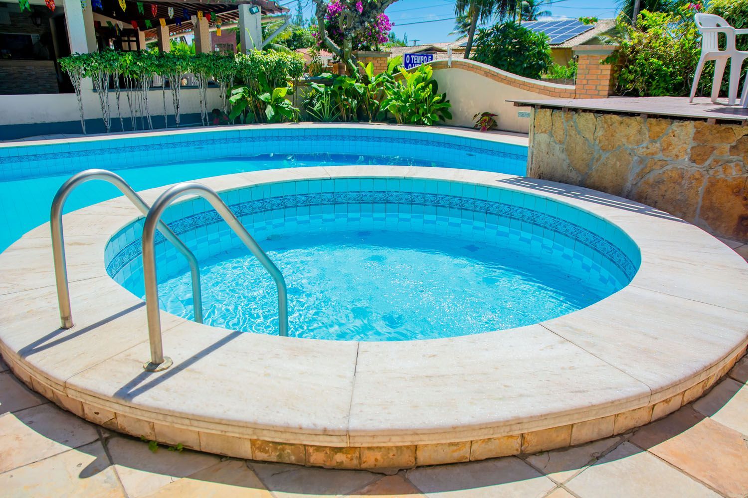 Uma piscina redonda com escadas que conduzem a ela.