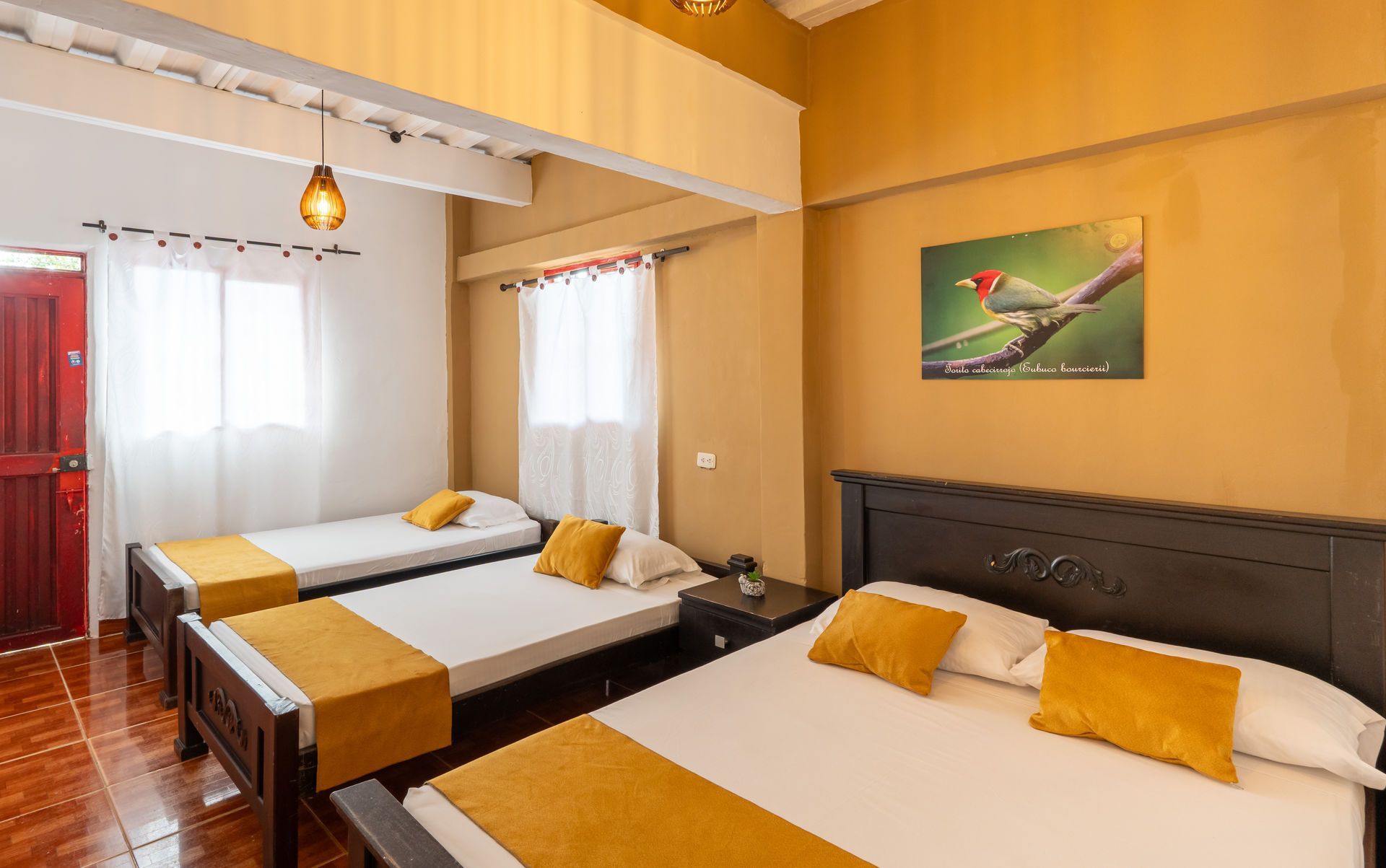 Habitación de hotel luminosa con dos camas dobles