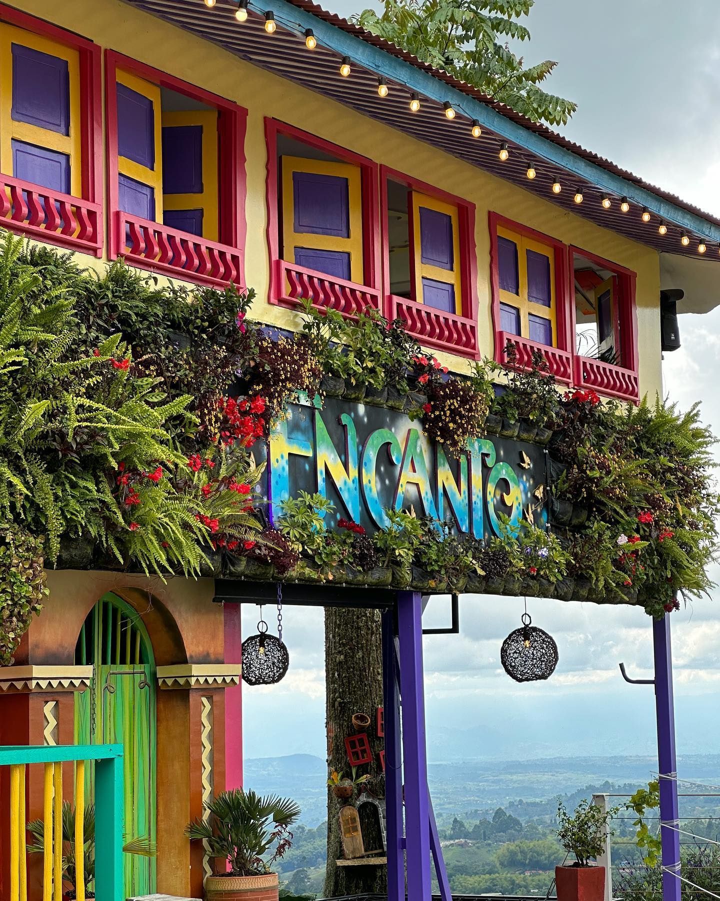 Fachada colorida de un edificio tropical con el letrero 