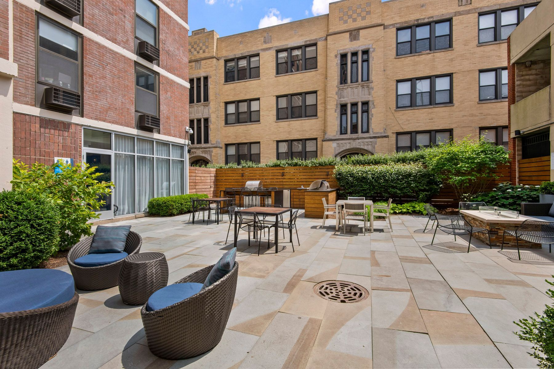 Courtyard at Reside on Barry in Chicago, IL. 