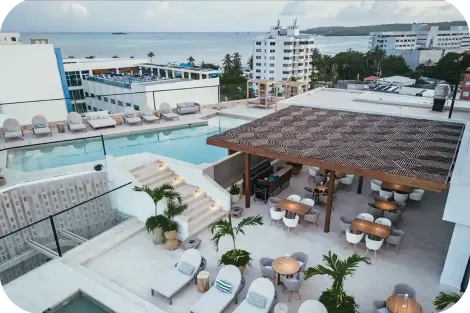 Terraza del rooftop en Nattivo Collection Hotel, hoteles en san andres cerca de la playa con zona social.