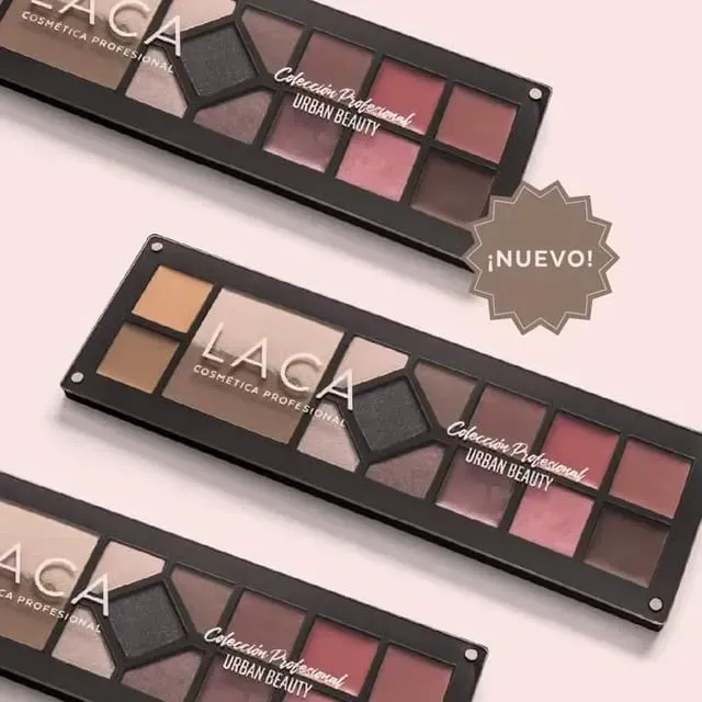 Tres paletas de sombras de ojos LACA Professional Urban Beauty con colores neutros y rosados, sobre un fondo rosa claro.