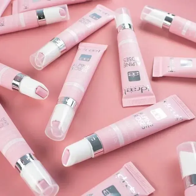 Varios tubos rosas del producto para el cuidado de la piel