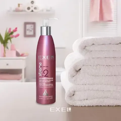 En un baño luminoso, un frasco rosa con dosificador de acondicionador Exel Xtreme