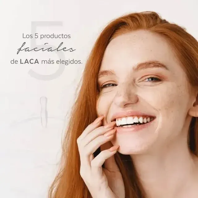 Una persona sonriente con cabello rojo, junto a un texto en español sobre los cinco productos faciales