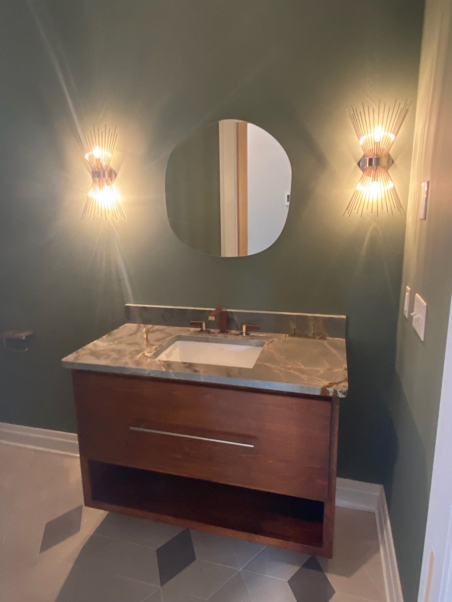 A bathroom with a sink and a mirror