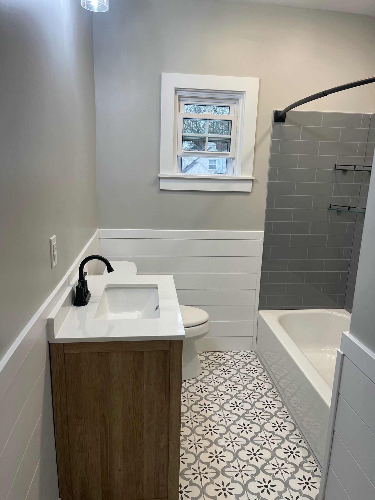 A bathroom with a sink , toilet , and bathtub.