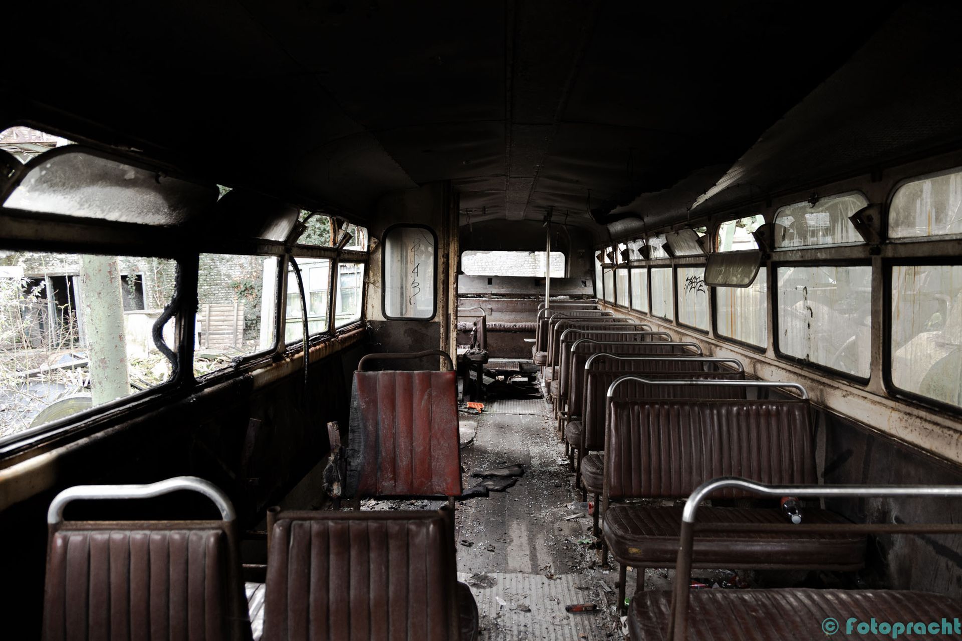 Fotopracht, photo art, foto art, foto kunst, Canon, Canon fotografie, Canon EOS R6, Canon EOS 60D, bouwvallig, leeg, leegstaand, vergeten, verlaten, vervallen, mooie, mooie foto's, ontdekken, ontdekking, oud, Urban, Urban exploration, Urban exploratie, urban exploring, urban fotografie, urban people, urbex, urbex style, urbex world, UE, Urban Decay, urban photografie, Urban Relics, gebouw, garage, auto, opslag, Ford, motor, vrachtwagen, oldtimer,  garage, wereld, plekken, België, Belgium, Europa, Europe, Usine Justice, Vrachtwagen, Bus, Takelwagen, Ketelruimte, Advocaat