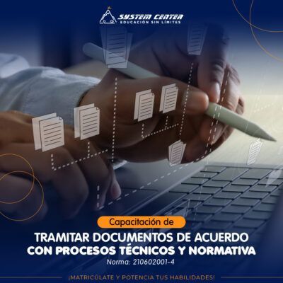 Una mujer con traje sostiene un portapapeles frente a un grupo de personas con máscaras.